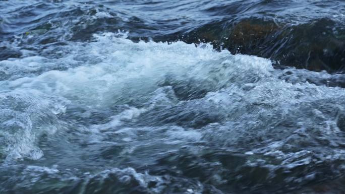 汹涌的溪流水流