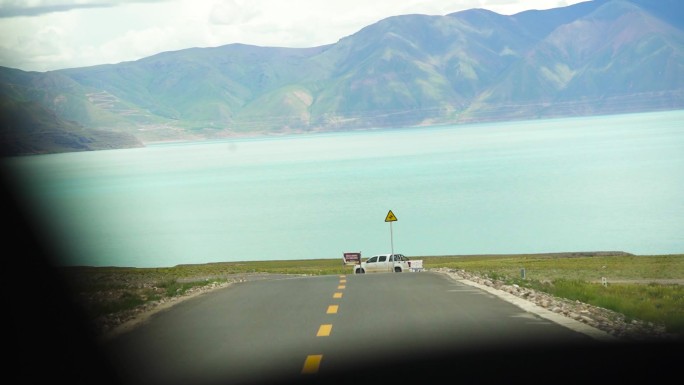 皮卡车路边皮卡风光 西藏湖泊 高原湖泊