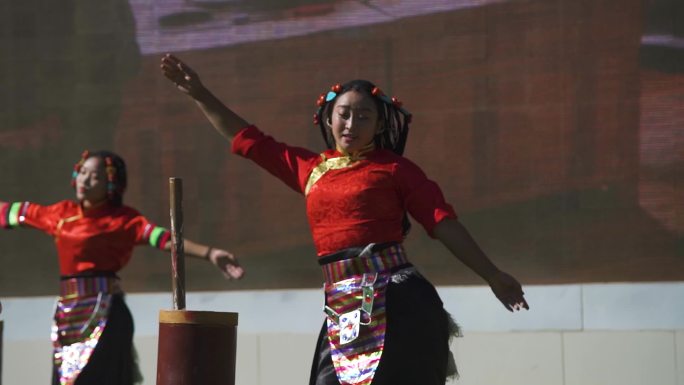 藏式服装 文艺团 男女舞蹈 民族舞蹈