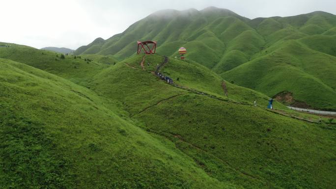 福建宁德航拍草场牧区草地牧场云雾爬山山峦