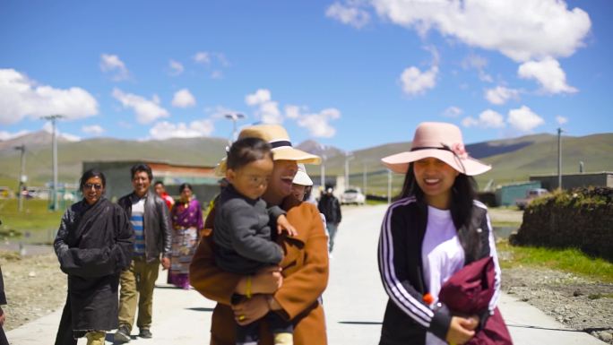 戴头巾 藏族老人 藏族年轻人 藏族阿姨