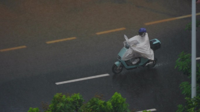 白色雨衣骑手