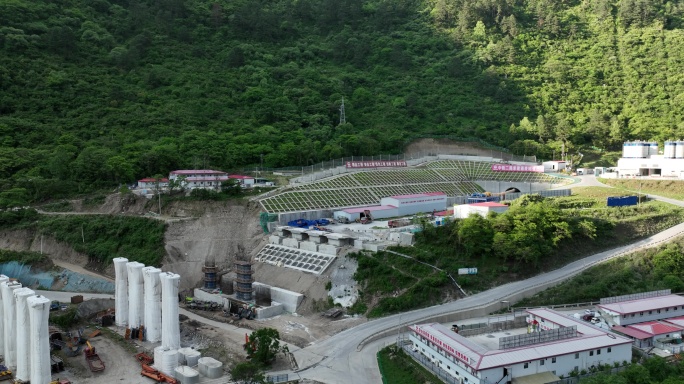 建设中的川藏铁路通麦站和通麦隧道出口