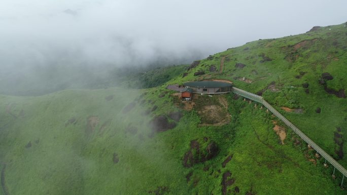 福建宁德航拍草场牧区草地牧场山峦云雾空镜