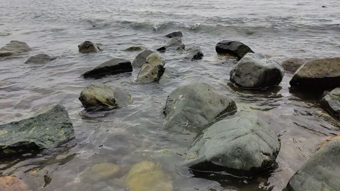 海风把海浪，轻轻地摇