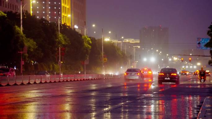 夜晚下雨天雨中行驶的汽车慢动作