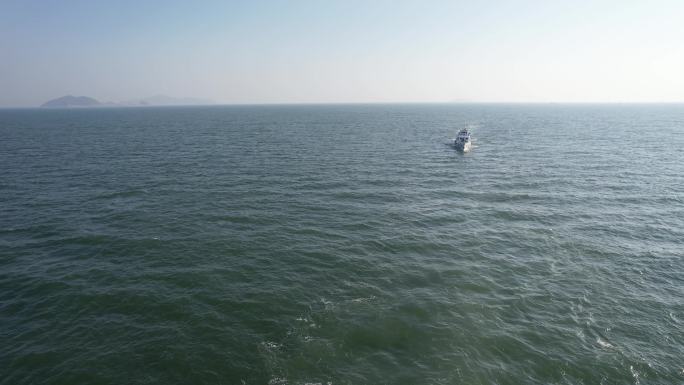 海警船在大海上航行巡逻编队演练