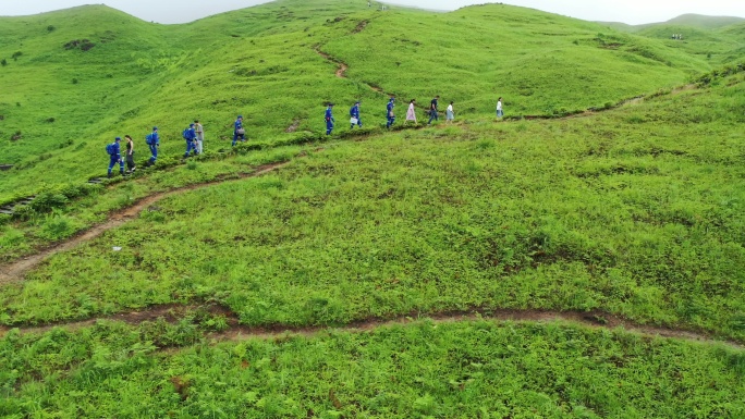 福建宁德航拍草场牧区草地牧场云雾爬山山峦