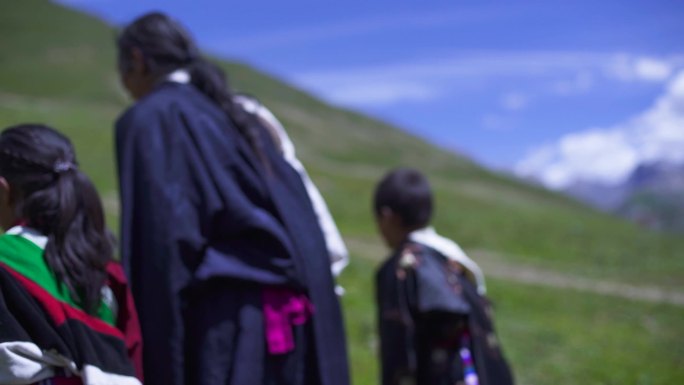 藏族大衣 藏袍 向山坡上走去