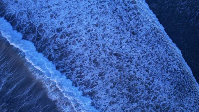 壮观大气海浪层层卷积-俯拍环绕泡沫浪花