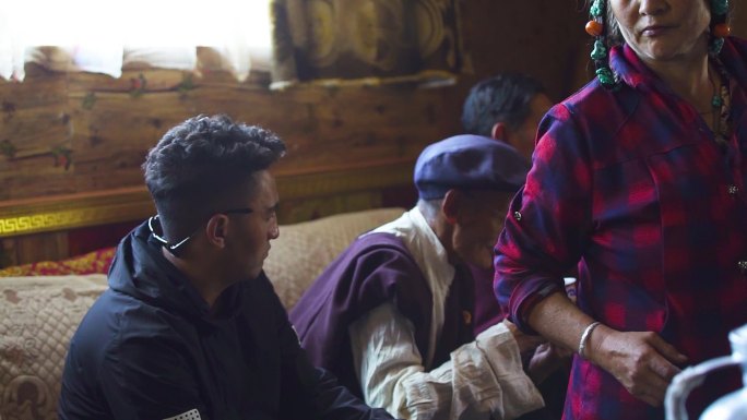 藏族人喝酥油茶 高原生活 西藏生活