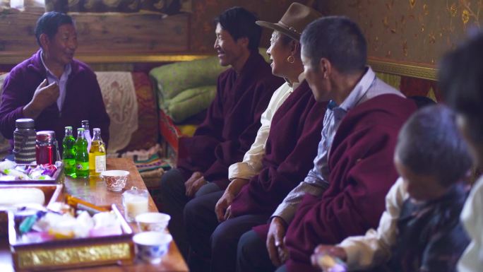热闹的藏族家人 有人到家里做客 有说有笑