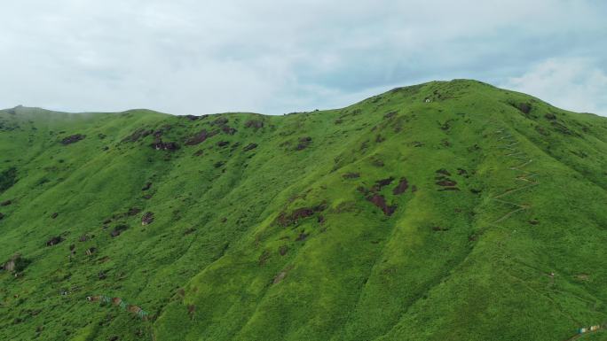 福建宁德航拍草场牧区草地牧场山峦白云空镜