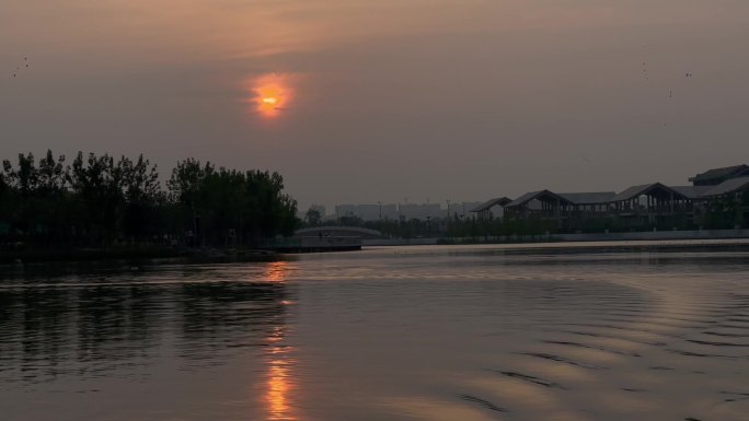 落日余晖城市湖面后退