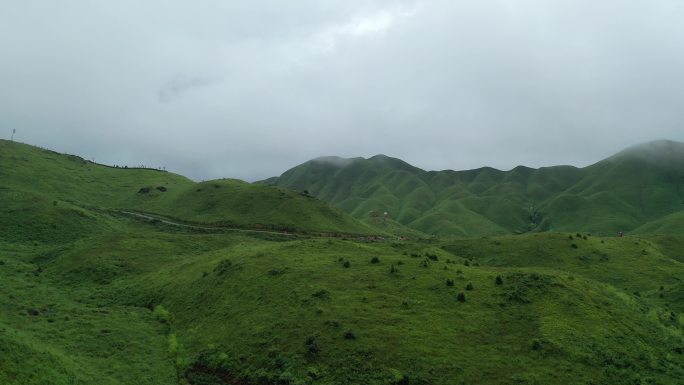 福建宁德航拍草场牧区草地牧场蓝天白云山峦