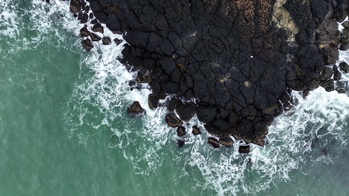 被海浪冲刷的火山岩