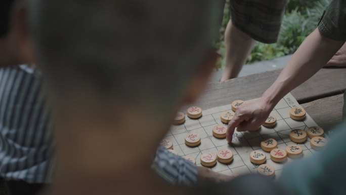 公园大爷围观下象棋