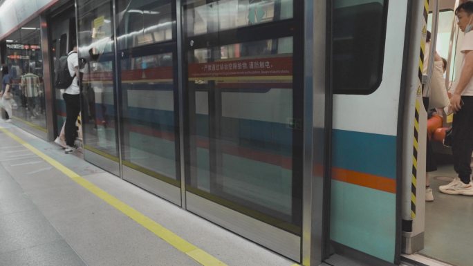 实拍广州珠江新城花城广场地铁站乘客进出站