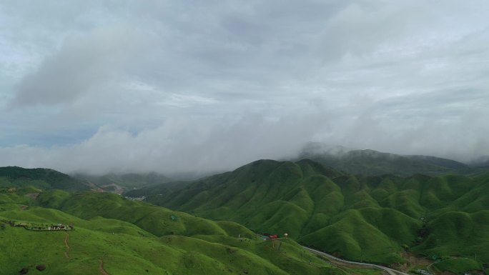 福建宁德航拍草场牧区草地牧场山峦云雾空镜