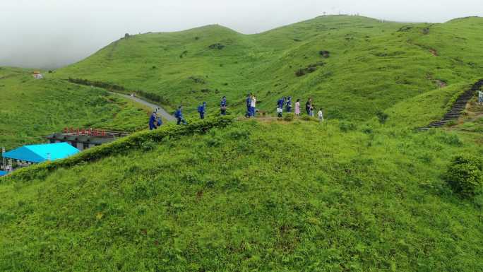 福建宁德航拍草场牧区草地牧场云雾爬山山峦