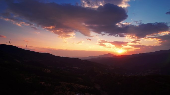 云南大山里壮观的日落4k航拍