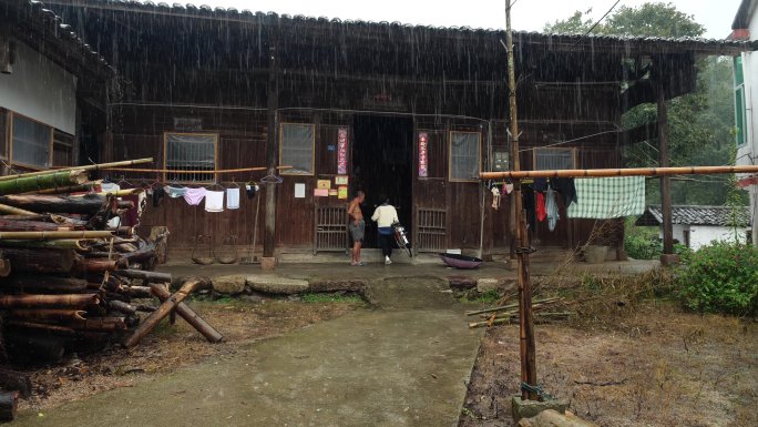 瓦片屋顶农村古建筑修房子修缮房屋贫困扶贫