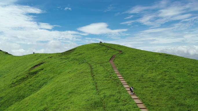 福建宁德鸳鸯草场爬山蓝天白云航拍空镜牧区