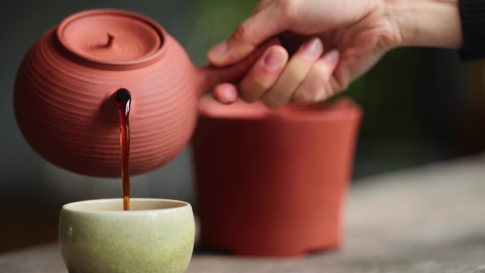 茶艺 紫砂壶泡茶倒茶出汤特写