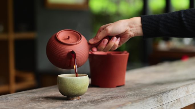 茶艺 紫砂壶泡茶倒茶出汤特写