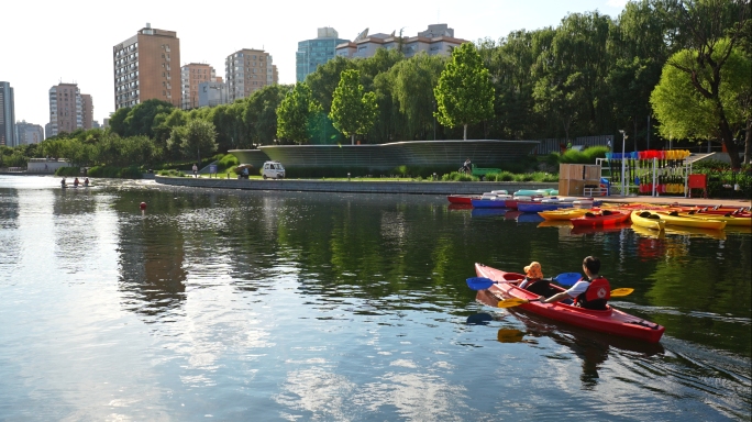 北京亮马河划船游玩