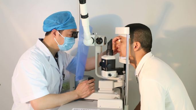 眼科医生检测眼睛视力
