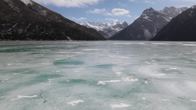 冬季玉隆拉措结冰的湖面航拍/延时