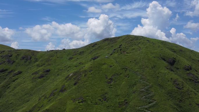 福建宁德鸳鸯草场山顶山峦蓝天白云空镜航拍