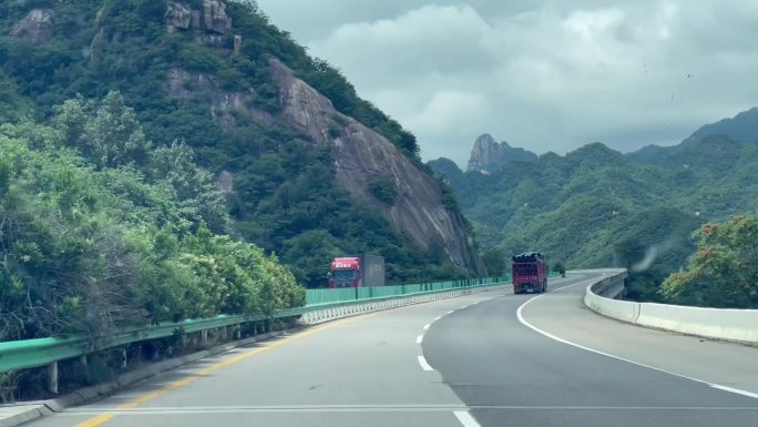 高速行车山林风景