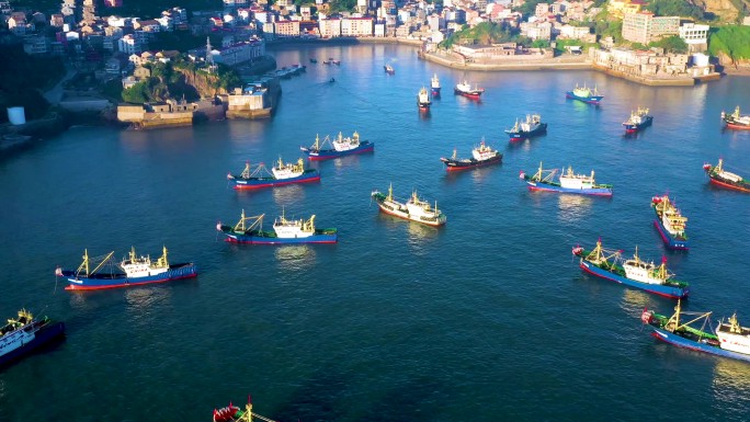 海面海港  轮船 山丘