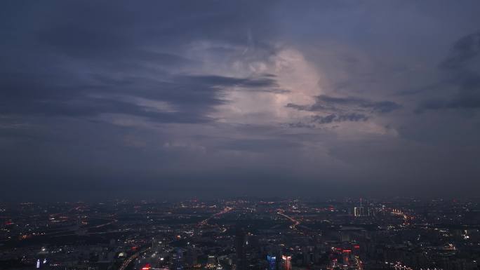 航拍城市傍晚积雨云闪电