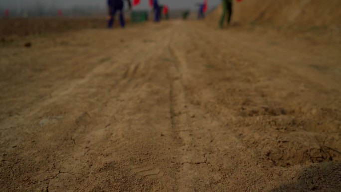 土路贴地前行走路视角年代建设场面