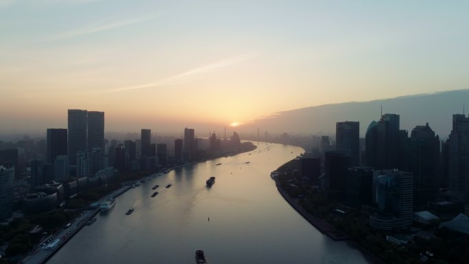 太阳升起黄浦江两侧的建筑