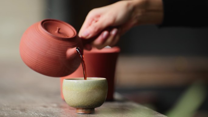 茶艺 紫砂壶泡茶倒茶出汤特写