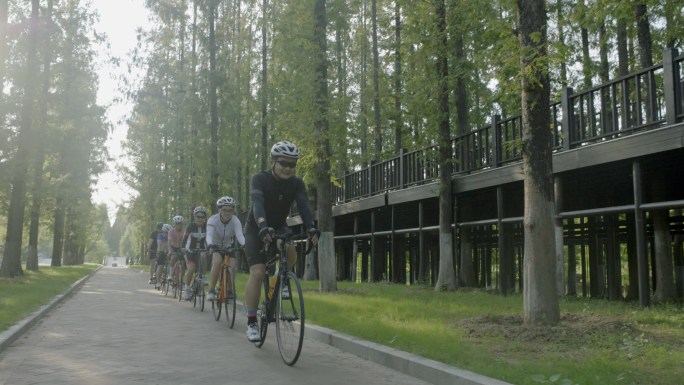 一群人绿地骑自行车