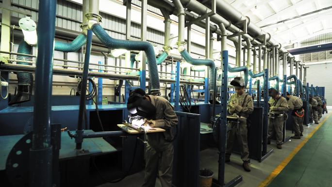 工人检测 生产车间 机械设备