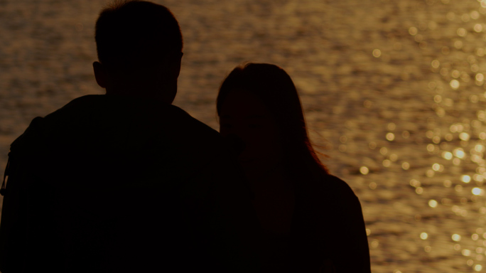 浪漫情侣剪影 城市湖边日出 看日出浪漫