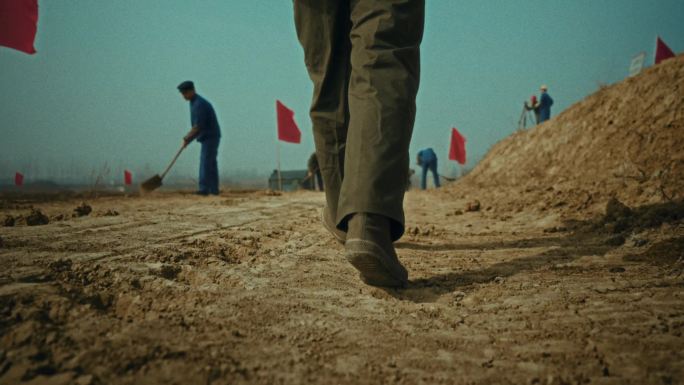 红色年代建设脚步背影红旗基建工程兵
