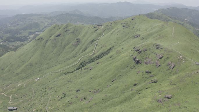 福建宁德鸳鸯草场牧区山峦蓝天白云航拍空镜