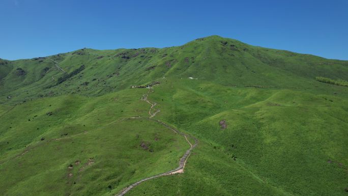 福建宁德鸳鸯草场蓝天白云山峦牧区航拍空镜