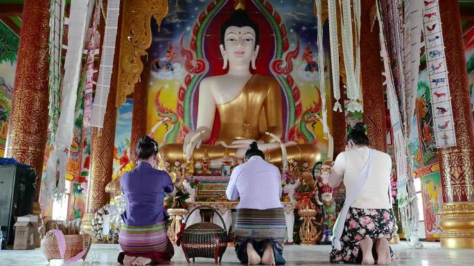 傣族百姓在寺庙里跪拜佛像 少数民族宣传片