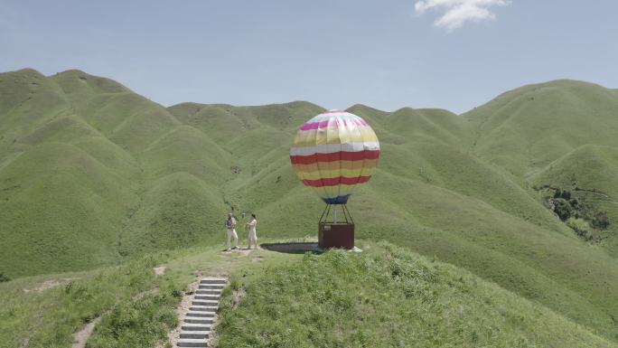 福建宁德鸳鸯草场彩虹热气球山顶空镜航拍