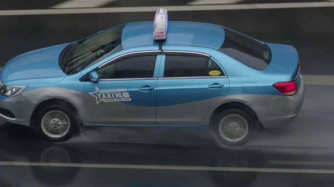 大雨中飞驰的车辆一组01【慢镜】