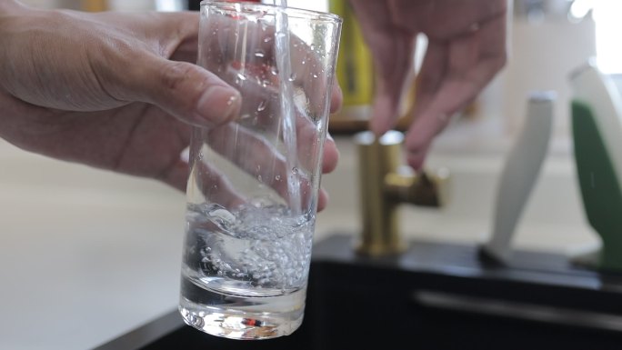 玻璃水杯中倒水 水龙头接水