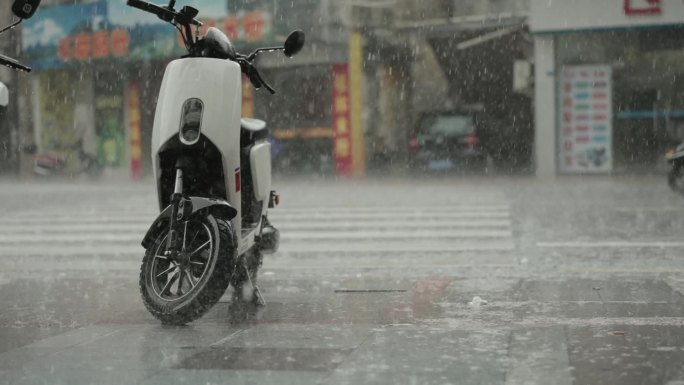 雨天电动车行人街边